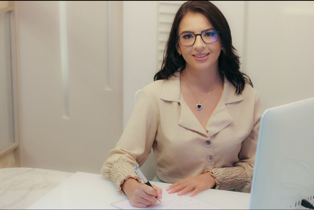 Dayana Saboia em sua mesa de atendimento no consultório