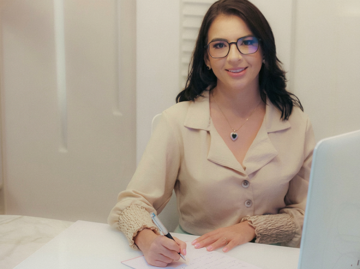 Dayana Saboia em sua mesa de atendimento, durante consulta