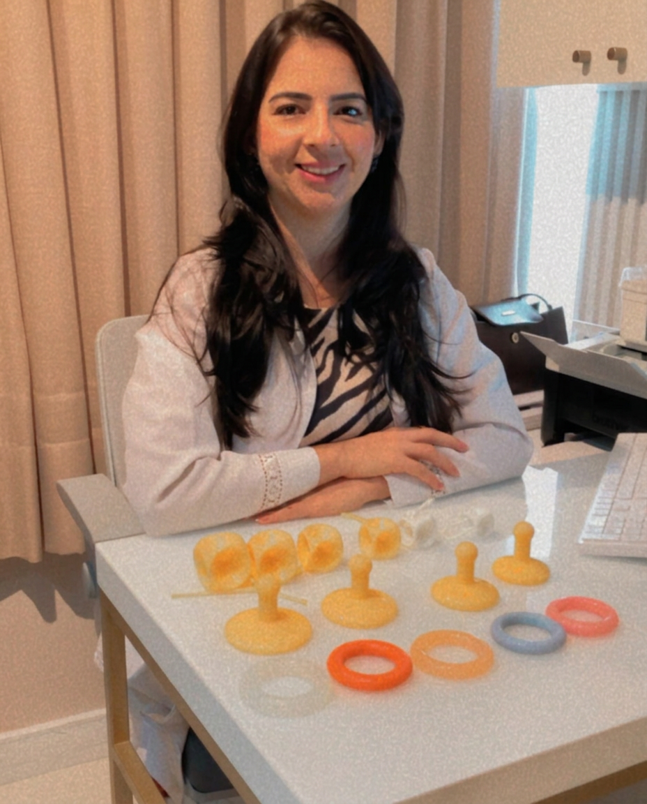 Modelos de pessário vaginal de diferentes formatos e tamanhos sobre a mesa do consultório